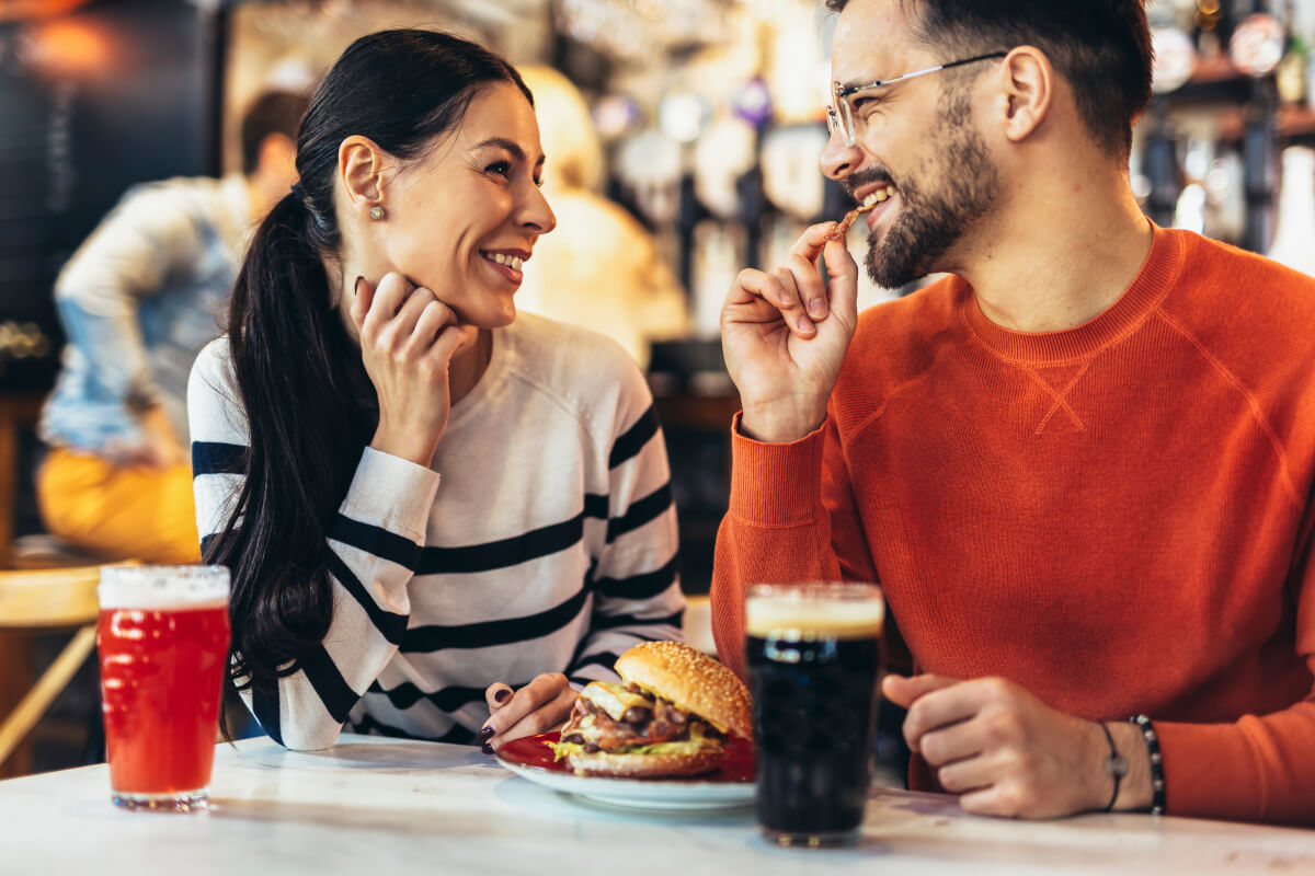 食事を楽しむカップル