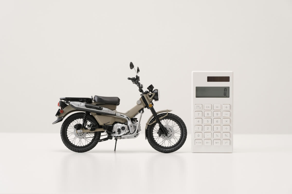 CT125ハンターカブと電卓
