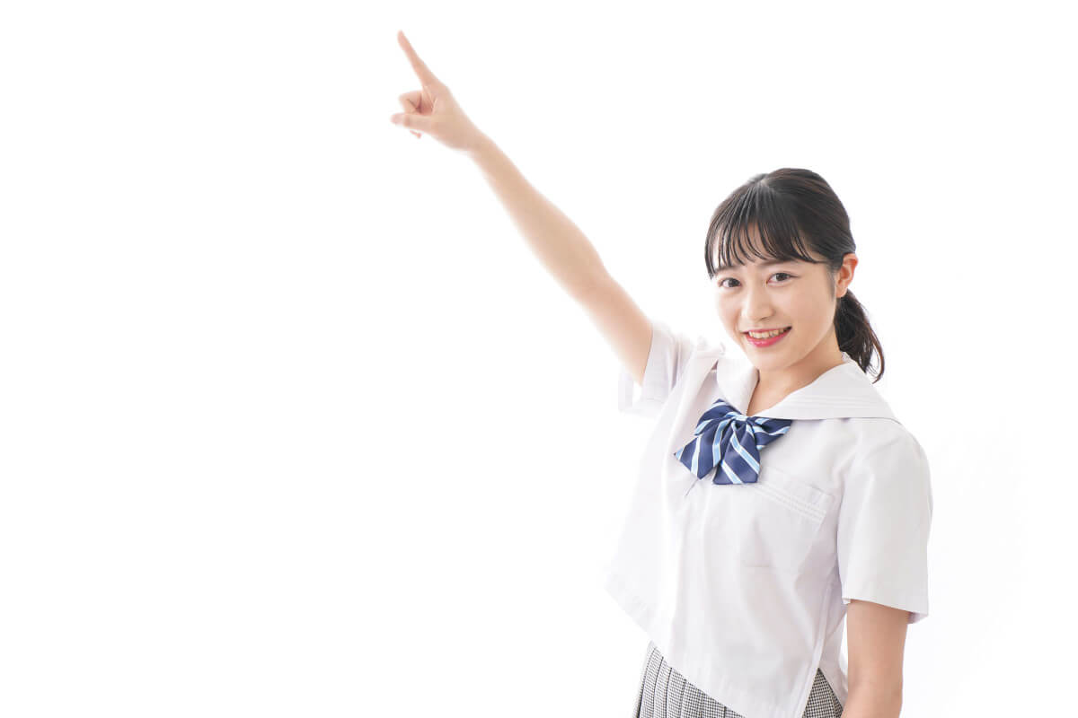指を指す女子学生