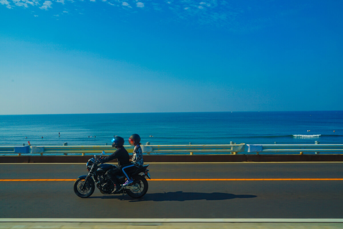 タンデムを楽しむカップル